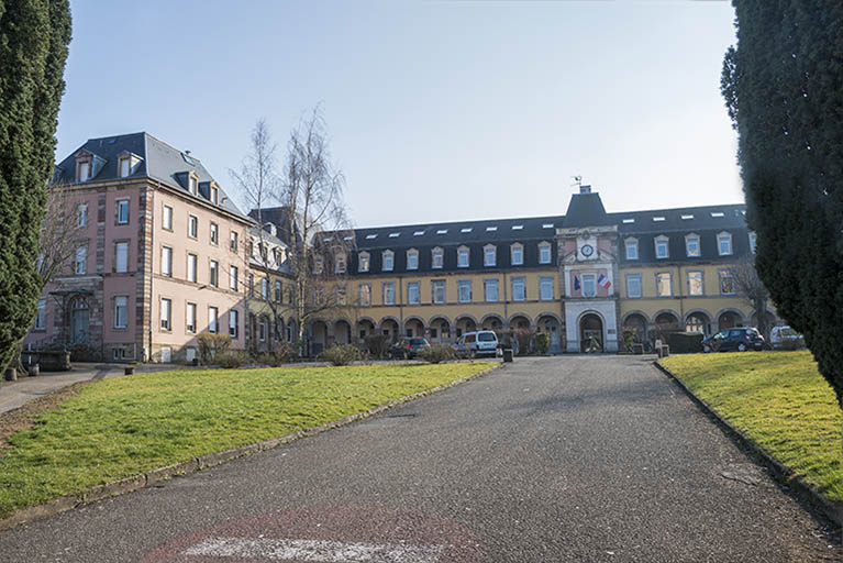 Façade antérieure du grand lycée, aile est, et sa cour d'honneur. © Région Bourgogne-Franche-Comté, Inventaire du patrimoine