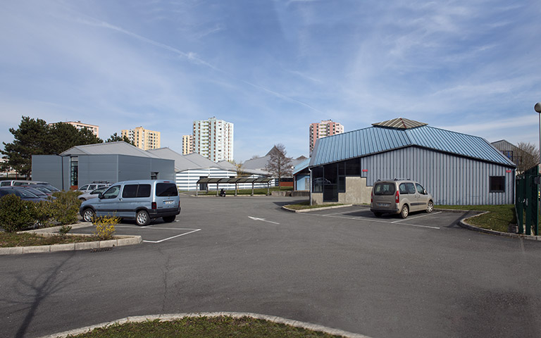 Aire de stationnement ouest et façades postérieures ouest des ateliers de mécanique. © Région Bourgogne-Franche-Comté, Inventaire du patrimoine