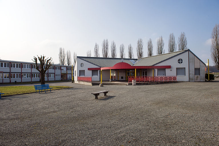 Façade ouest d'entrée du bâtiment de la vie scolaire. © Région Bourgogne-Franche-Comté, Inventaire du patrimoine