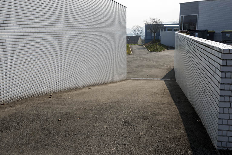 Circulation extérieure à l'ouest de la chaufferie, à l'est de la restauration. © Région Bourgogne-Franche-Comté, Inventaire du patrimoine