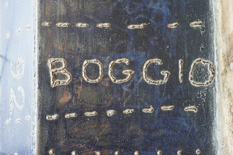 Signature sur un des trois totems © Région Bourgogne-Franche-Comté, Inventaire du patrimoine