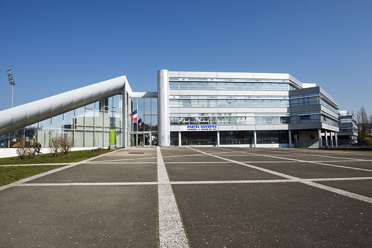 Façade de l'entrée principale sud sur sa place - parvis.  © Région Bourgogne-Franche-Comté, Inventaire du patrimoine