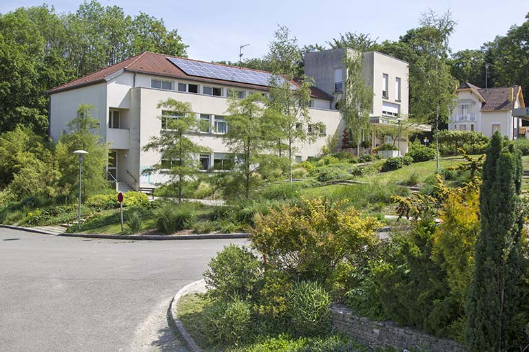 Façade sud et angle sud-ouest de l'administration et des logements. © Région Bourgogne-Franche-Comté, Inventaire du patrimoine