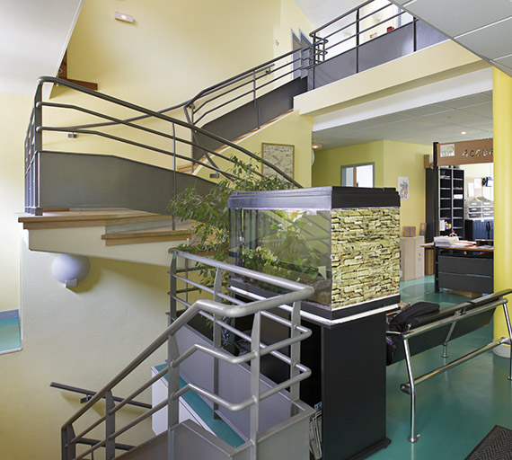 Escalier dans l'accueil. © Région Bourgogne-Franche-Comté, Inventaire du patrimoine