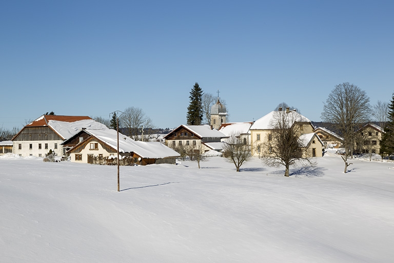 Vue d'ensemble du hameau et de l'église paroissiale. © Région Bourgogne-Franche-Comté, Inventaire du patrimoine