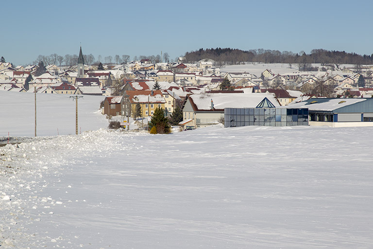 Vue d'ensemble du village et de la zone industrielle en hiver. Entreprises Saint-Honoré Paris et Perrenoud à droite. © Région Bourgogne-Franche-Comté, Inventaire du patrimoine Vue d'ensemble du village et de la zone industrielle en hiver. Entreprises Saint-Honoré Paris et Perrenoud à droite. © Région Bourgogne-Franche-Comté, Inventaire du patrimoine