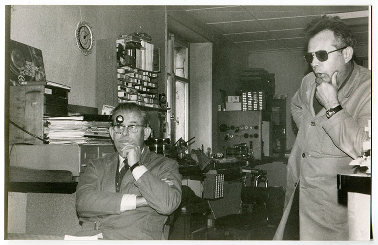 Une petite affaire : Jacques Donzé et son frère dans leur atelier d'horlogerie (12 Rue Neuve), juin 1979. © Région Bourgogne-Franche-Comté, Inventaire du patrimoine