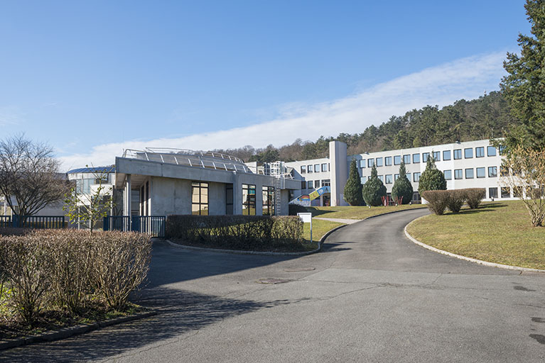 Depuis le nord-est vue sur les bâtiments d'administration et d'enseignement scientifique. © Région Bourgogne-Franche-Comté, Inventaire du patrimoine