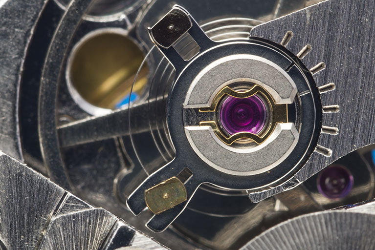 Détail de la face côté ponts : amortisseur de chocs Incabloc et raquette. © Région Bourgogne-Franche-Comté, Inventaire du patrimoine