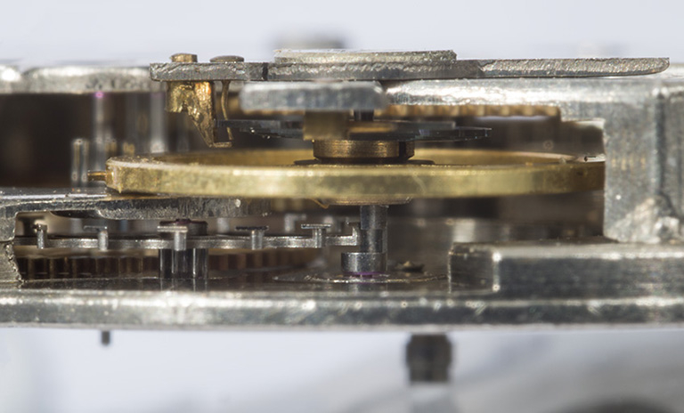 1er mouvement : l'échappement à cylindre. Roue de cylindre à gauche, cylindre surmonté du balancier-spiral et de la raquette au centre. © Région Bourgogne-Franche-Comté, Inventaire du patrimoine