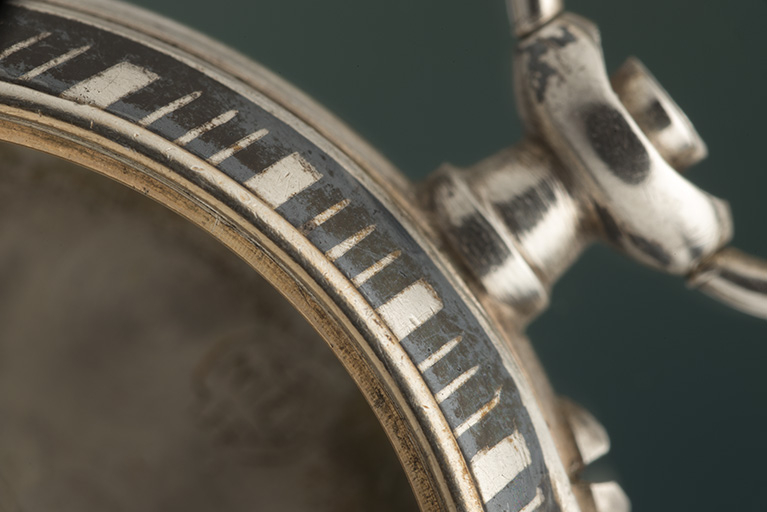 Boîte de montre de gousset à décor de niellure : détail du niellage (le boitier semble être en métal argenté). © Région Bourgogne-Franche-Comté, Inventaire du patrimoine