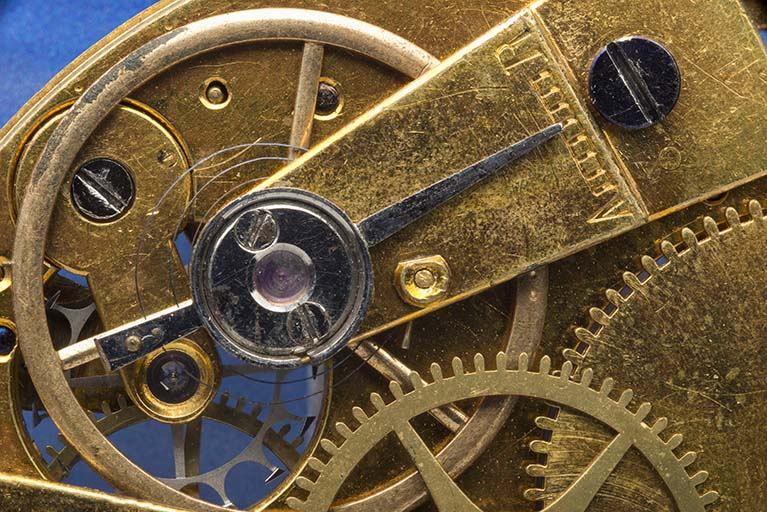 Détail de la face côté ponts : balancier-spiral, coq et raquette. © Région Bourgogne-Franche-Comté, Inventaire du patrimoine