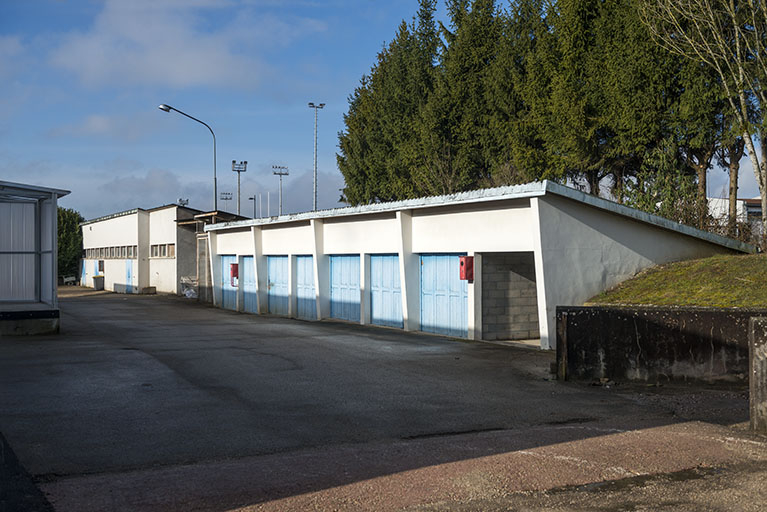 Façades sud-est des ateliers au nord-ouest de la parcelle, derrière les services communs, vus de l'est. © Région Bourgogne-Franche-Comté, Inventaire du patrimoine