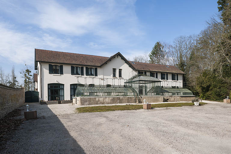 Façade postérieure des communs, et la serre. © Région Bourgogne-Franche-Comté, Inventaire du patrimoine
