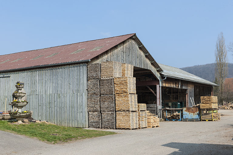 Atelier de sciage vu de trois quarts. © Région Bourgogne-Franche-Comté, Inventaire du patrimoine Atelier de sciage vu de trois quarts. © Région Bourgogne-Franche-Comté, Inventaire du patrimoine