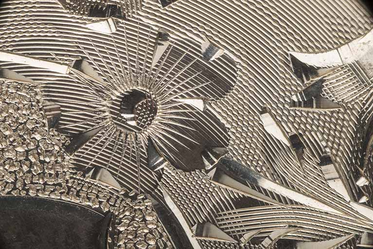 Détail de la gravure d'un fond de boîte : motif végétal. © Région Bourgogne-Franche-Comté, Inventaire du patrimoine