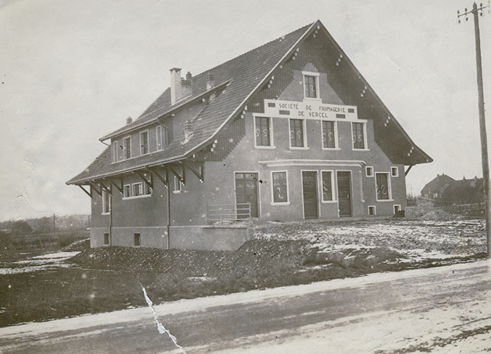 Vue de trois quarts de la fromagerie, vers 1942. © Région Bourgogne-Franche-Comté, Inventaire du patrimoine