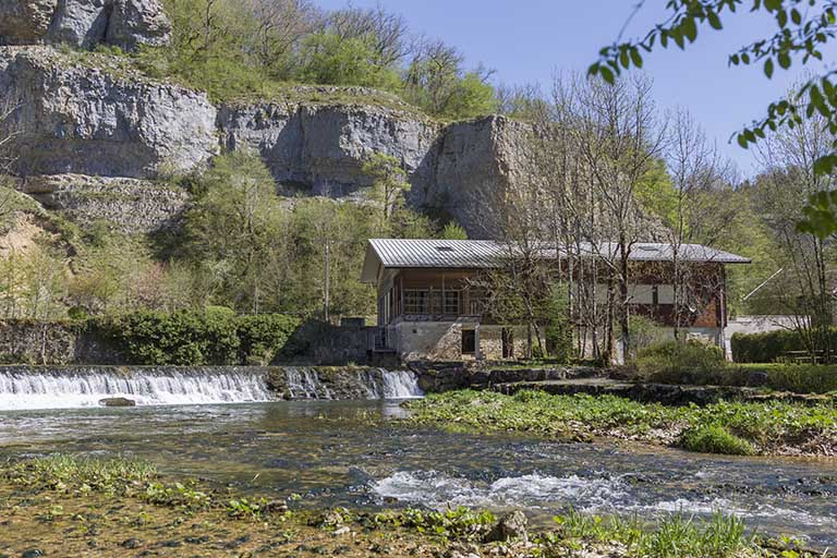 Site de la scierie : atelier de fabrication et barrage, depuis le sud. © Région Bourgogne-Franche-Comté, Inventaire du patrimoine