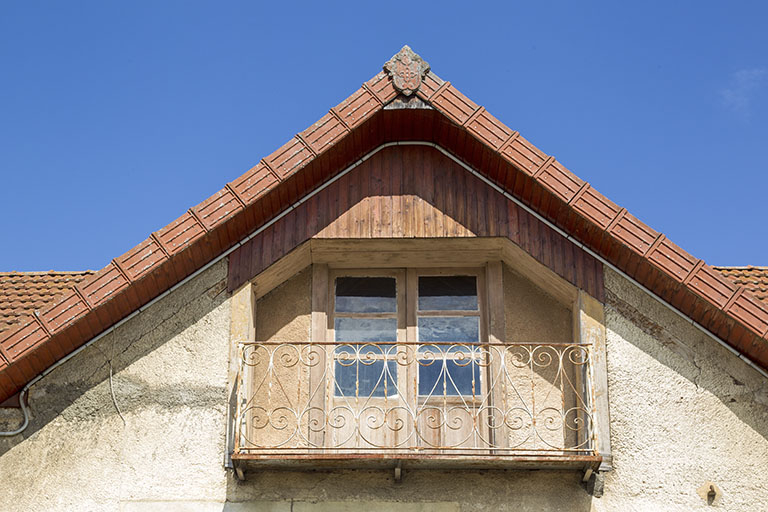 Façade antérieure : lucarne-pignon de l'étage en surcroît. © Région Bourgogne-Franche-Comté, Inventaire du patrimoine Façade antérieure : lucarne-pignon de l'étage en surcroît. © Région Bourgogne-Franche-Comté, Inventaire du patrimoine