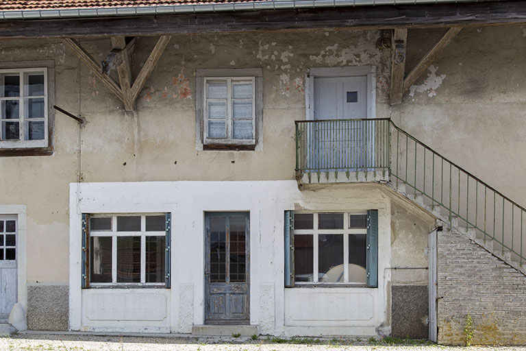 Façade latérale gauche : entrées au rez-de-chaussée et à l'étage. © Région Bourgogne-Franche-Comté, Inventaire du patrimoine Façade latérale gauche : entrées au rez-de-chaussée et à l'étage. © Région Bourgogne-Franche-Comté, Inventaire du patrimoine