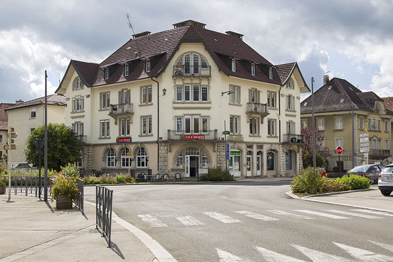 Vue d'ensemble rapprochée, depuis le nord-ouest (façades antérieure et latérale gauche). © Région Bourgogne-Franche-Comté, Inventaire du patrimoine Vue d'ensemble rapprochée, depuis le nord-ouest (façades antérieure et latérale gauche). © Région Bourgogne-Franche-Comté, Inventaire du patrimoine