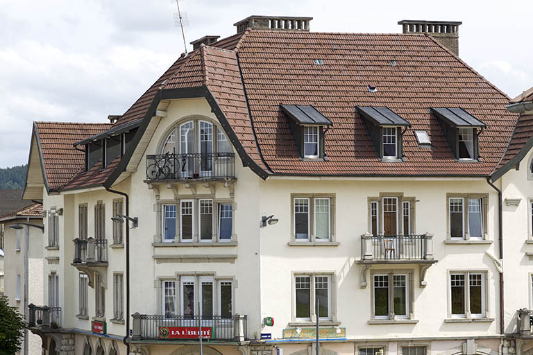 Façade antérieure et pan coupé : niveaux supérieurs. © Région Bourgogne-Franche-Comté, Inventaire du patrimoine Façade antérieure et pan coupé : niveaux supérieurs. © Région Bourgogne-Franche-Comté, Inventaire du patrimoine