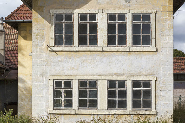 Usine, façade latérale gauche : fenêtres multiples des deux niveaux. © Région Bourgogne-Franche-Comté, Inventaire du patrimoine Usine, façade latérale gauche : fenêtres multiples des deux niveaux. © Région Bourgogne-Franche-Comté, Inventaire du patrimoine
