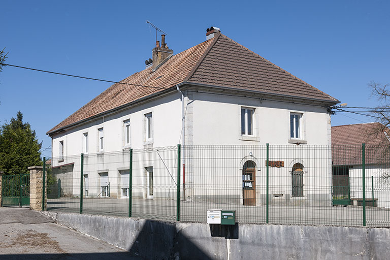 Vue depuis l'est (façade et pignon de l'école). © Région Bourgogne-Franche-Comté, Inventaire du patrimoine