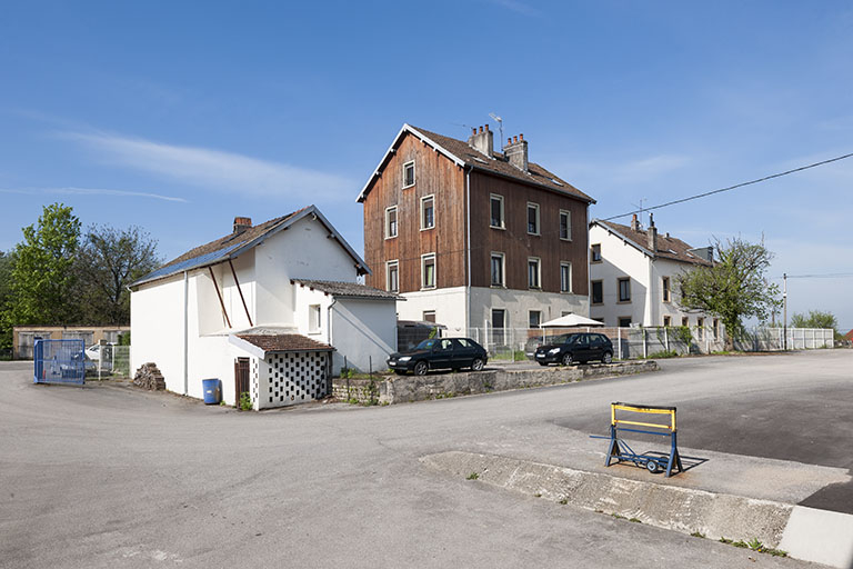 Conciergerie, bureaux et logements depuis la cour. © Région Bourgogne-Franche-Comté, Inventaire du patrimoine Conciergerie, bureaux et logements depuis la cour. © Région Bourgogne-Franche-Comté, Inventaire du patrimoine