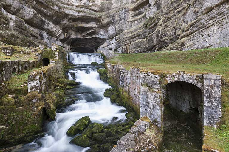 La source et les vestiges des moulins du dessus. © Région Bourgogne-Franche-Comté, Inventaire du patrimoine La source et les vestiges des moulins du dessus. © Région Bourgogne-Franche-Comté, Inventaire du patrimoine