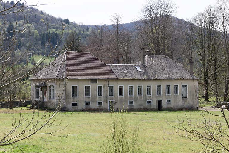 Bâtiment abritant les bureaux, logements, écuries et remises. © Région Bourgogne-Franche-Comté, Inventaire du patrimoine Bâtiment abritant les bureaux, logements, écuries et remises. © Région Bourgogne-Franche-Comté, Inventaire du patrimoine