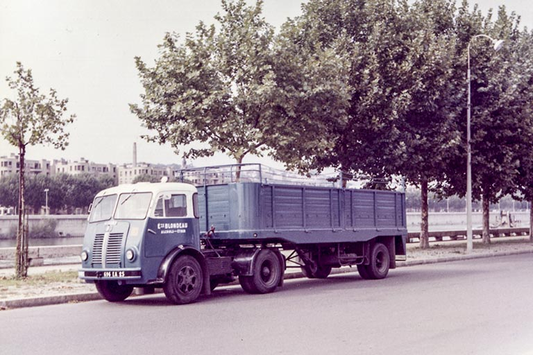 Camion des Ets Blondeau, photogr., s.d. [milieu 20e siècle]. © Région Bourgogne-Franche-Comté, Inventaire du patrimoine