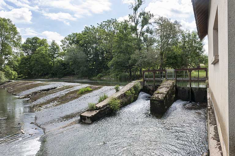 La barrage depuis l'aval et le vannage de décharge. © Région Bourgogne-Franche-Comté, Inventaire du patrimoine La barrage depuis l'aval et le vannage de décharge. © Région Bourgogne-Franche-Comté, Inventaire du patrimoine