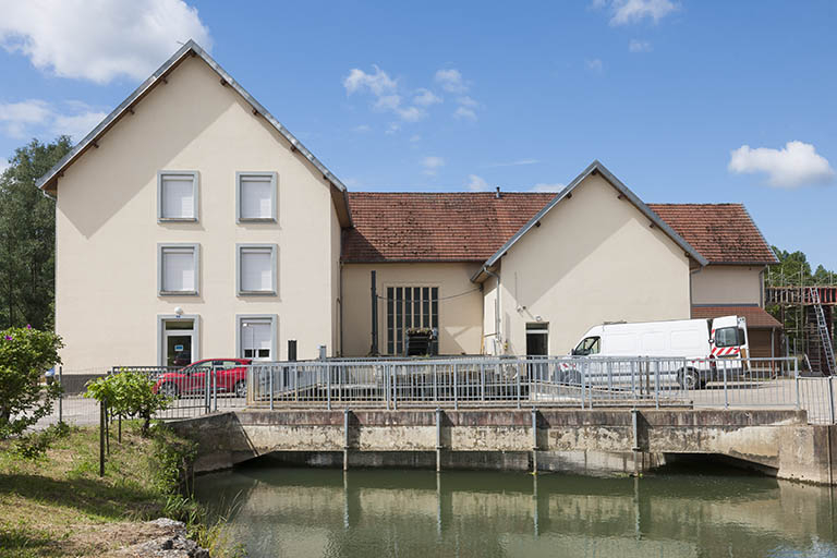 La centrale hydroélectrique depuis le canal d'amenée. © Région Bourgogne-Franche-Comté, Inventaire du patrimoine La centrale hydroélectrique depuis le canal d'amenée. © Région Bourgogne-Franche-Comté, Inventaire du patrimoine