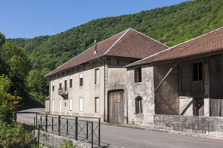 Logement patronal vu de trois quarts arrière. © Région Bourgogne-Franche-Comté, Inventaire du patrimoine Logement patronal vu de trois quarts arrière. © Région Bourgogne-Franche-Comté, Inventaire du patrimoine