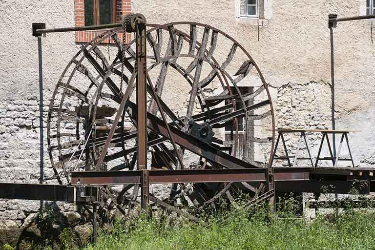 Roue hydraulique aval depuis la rive droite. © Région Bourgogne-Franche-Comté, Inventaire du patrimoine