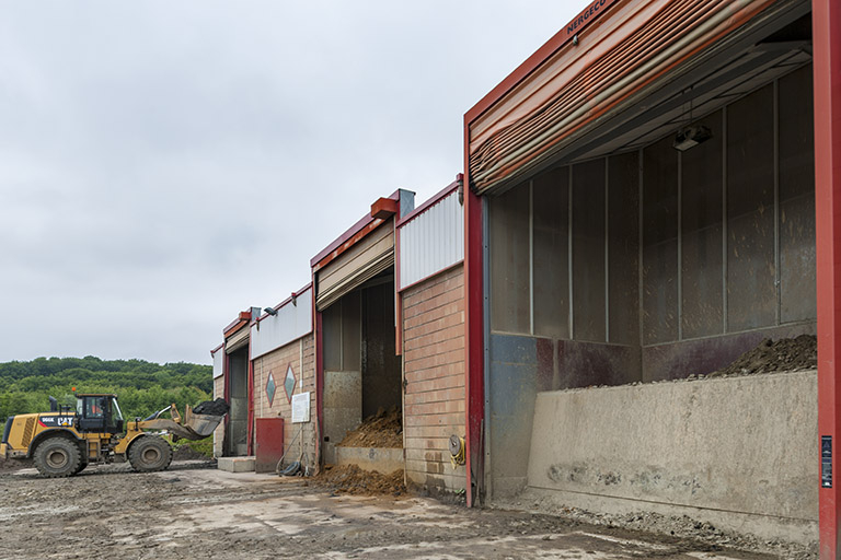Les trois doseurs de l'unité de préparation des terres. © Région Bourgogne-Franche-Comté, Inventaire du patrimoine Les trois doseurs de l'unité de préparation des terres. © Région Bourgogne-Franche-Comté, Inventaire du patrimoine