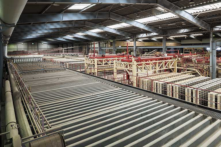 Unité de fabrication dite UL 2 (à l'arrêt). Vue d'ensemble. Au premier plan, partie supérieure du four piscine. © Région Bourgogne-Franche-Comté, Inventaire du patrimoine Unité de fabrication dite UL 2 (à l'arrêt). Vue d'ensemble. Au premier plan, partie supérieure du four piscine. © Région Bourgogne-Franche-Comté, Inventaire du patrimoine
