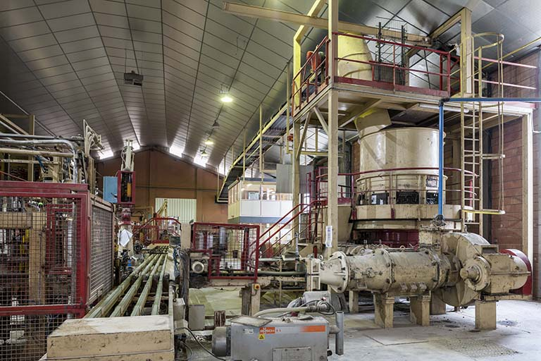 Unité de fabrication dite UL 3. Vue sur le malaxeur-râpeur et la mouleuse sous vide d'air. © Région Bourgogne-Franche-Comté, Inventaire du patrimoine Unité de fabrication dite UL 3. Vue sur le malaxeur-râpeur et la mouleuse sous vide d'air. © Région Bourgogne-Franche-Comté, Inventaire du patrimoine