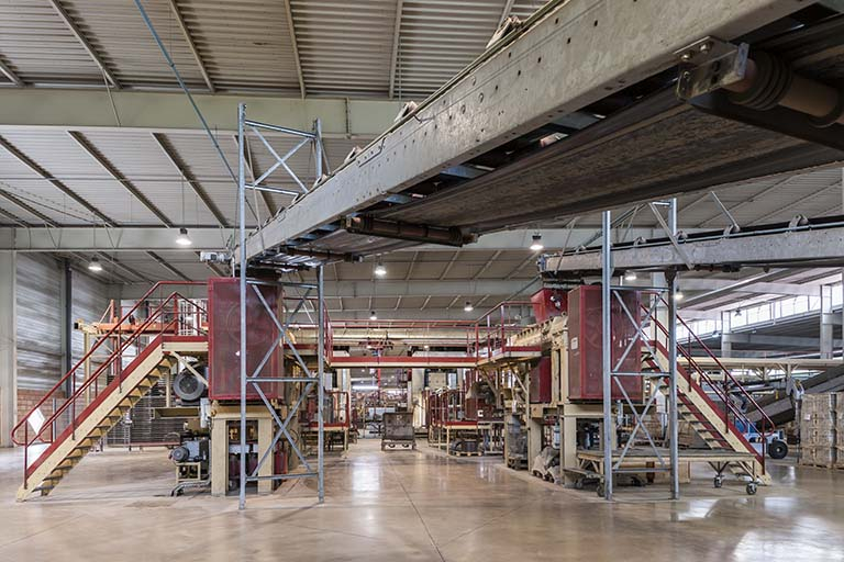 Unité de fabrication dite UL 5. Acheminement de la terre aux deux lignes de pressage par transporteur à bande. © Région Bourgogne-Franche-Comté, Inventaire du patrimoine Unité de fabrication dite UL 5. Acheminement de la terre aux deux lignes de pressage par transporteur à bande. © Région Bourgogne-Franche-Comté, Inventaire du patrimoine