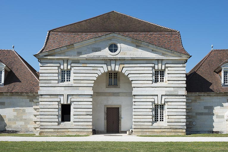 Logement des ouvriers ouest. Pavillon central. © Bibliothèque municipale, Besançon Logement des ouvriers ouest. Pavillon central. © Bibliothèque municipale, Besançon