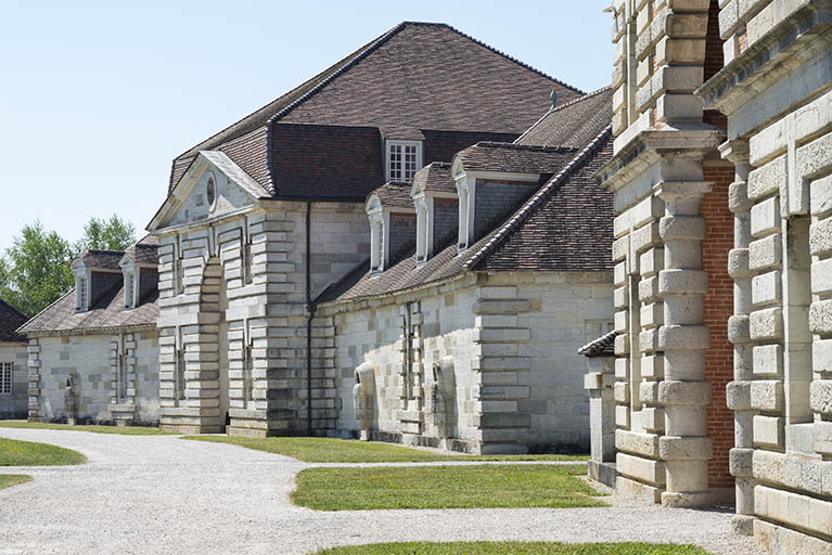 Logement des ouvriers (berniers) ouest. Façade antérieure depuis le nord-ouest. © Région Bourgogne-Franche-Comté, Inventaire du patrimoine Logement des ouvriers (berniers) ouest. Façade antérieure depuis le nord-ouest. © Région Bourgogne-Franche-Comté, Inventaire du patrimoine