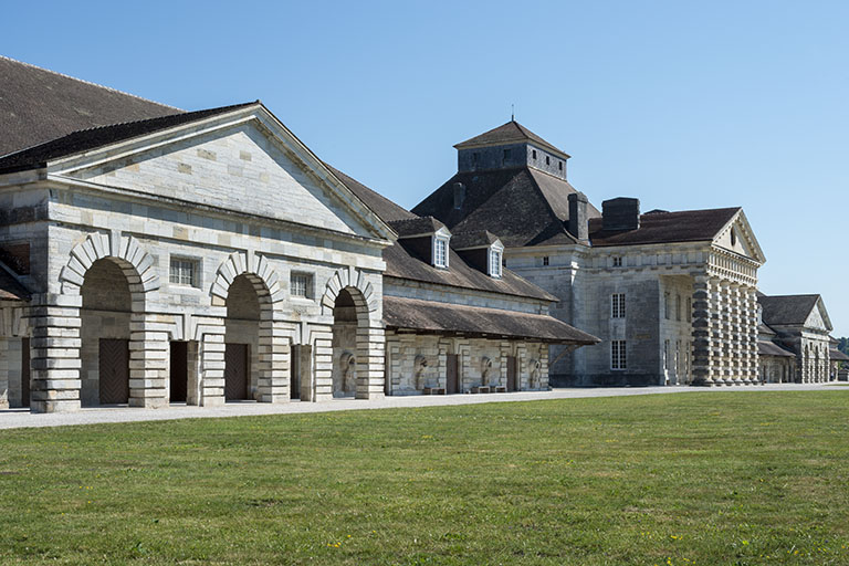 Les bernes de part et d'autre de la maison du directeur, depuis le sud-ouest. © Région Bourgogne-Franche-Comté, Inventaire du patrimoine Les bernes de part et d'autre de la maison du directeur, depuis le sud-ouest. © Région Bourgogne-Franche-Comté, Inventaire du patrimoine