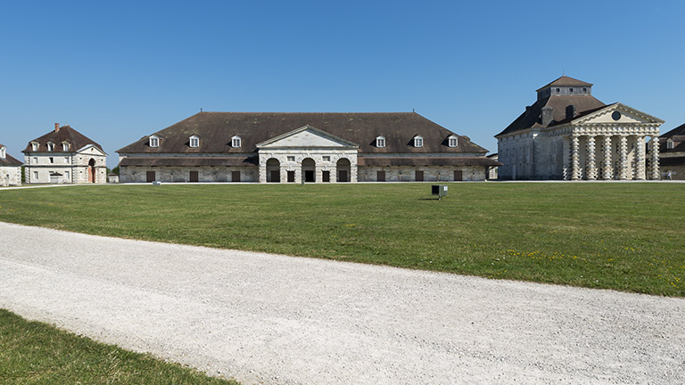 Partie ouest : maison des commis, berne (atelier des poêles) et maison du directeur. © Région Bourgogne-Franche-Comté, Inventaire du patrimoine Partie ouest : maison des commis, berne (atelier des poêles) et maison du directeur. © Région Bourgogne-Franche-Comté, Inventaire du patrimoine