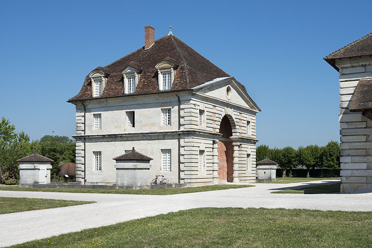 Maison des commis ouest. Vue depuis l'est. © Région Bourgogne-Franche-Comté, Inventaire du patrimoine Maison des commis ouest. Vue depuis l'est. © Région Bourgogne-Franche-Comté, Inventaire du patrimoine