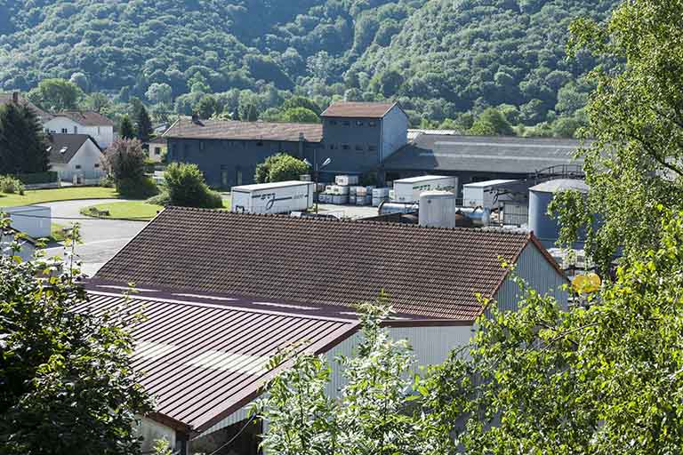 Vue plongeante sur les bâtiments sud (ancien atelier de dénatration). © Région Bourgogne-Franche-Comté, Inventaire du patrimoine