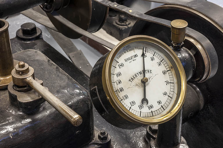 Tachymètre (compte-tours) du régulateur SACM. © Région Bourgogne-Franche-Comté, Inventaire du patrimoine Tachymètre (compte-tours) du régulateur SACM. © Région Bourgogne-Franche-Comté, Inventaire du patrimoine