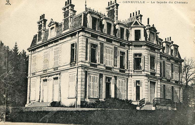 Geneuille - La façade du château, carte postale, s.d. [fin 19e ou début 20e siècle]. © Région Bourgogne-Franche-Comté, Inventaire du patrimoine
