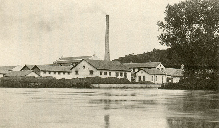 Vue d'ensemble depuis la rive droite du Doubs, photogr., s.d. [fin 19e ou début 20e siècle]. © Région Bourgogne-Franche-Comté, Inventaire du patrimoine