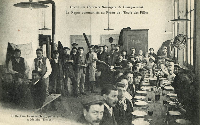 Grève des ouvriers horlogers de Charquemont. Le repas communiste au préau de l'école des filles, janvier 1908. © Région Bourgogne-Franche-Comté, Inventaire du patrimoine Grève des ouvriers horlogers de Charquemont. Le repas communiste au préau de l'école des filles, janvier 1908. © Région Bourgogne-Franche-Comté, Inventaire du patrimoine